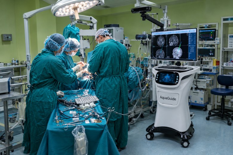 AquaGuide Smart Surgical Assistant